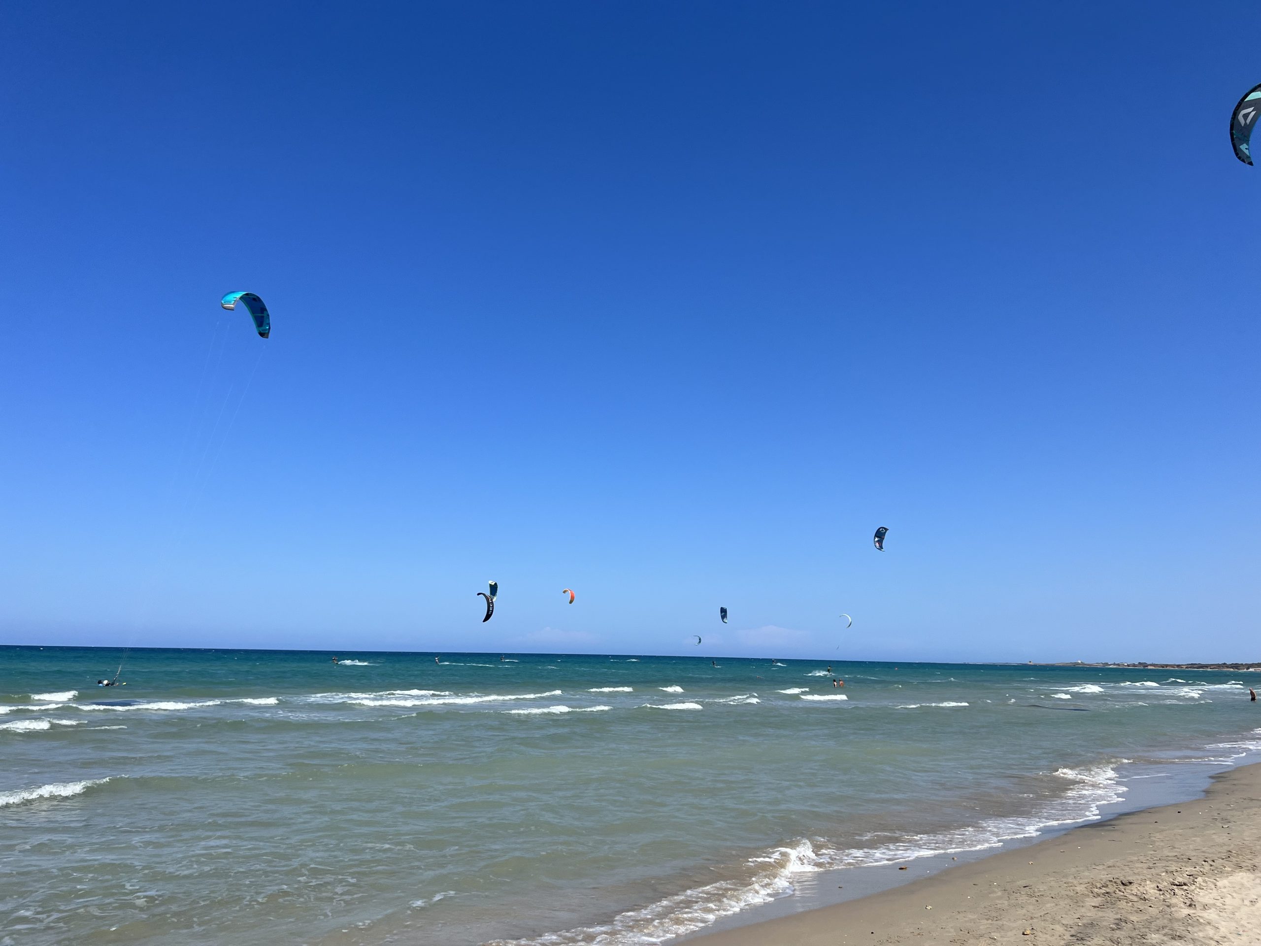 The beaches and the hinterland are enchanting. The waters are crystal clear. Several marine nature reserves are nearby. A kitesurfing spot is 30 minutes away, as are other water sports.