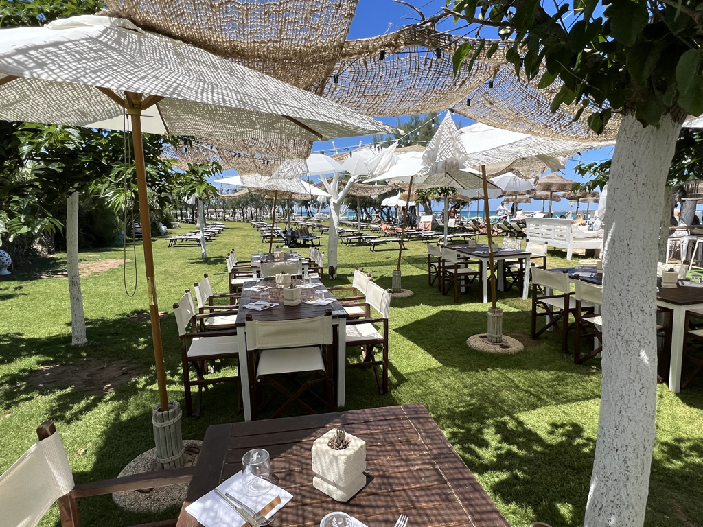 There are several quality tennis clubs 15 minutes away,... restaurants, some with Michelin stars, within 30 minutes. Many cultural sites are within an hour's drive.